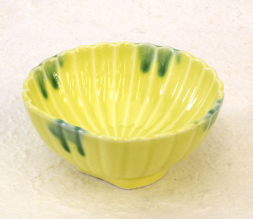 黄釉グリーン流半月菊型小鉢